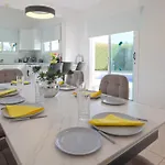 Yolo With Private Pool, Coral-bay