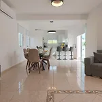 Villa Yolo With Private Pool, Coral-bay *