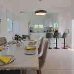 Vilă Yolo With Private Pool, Coral-bay *