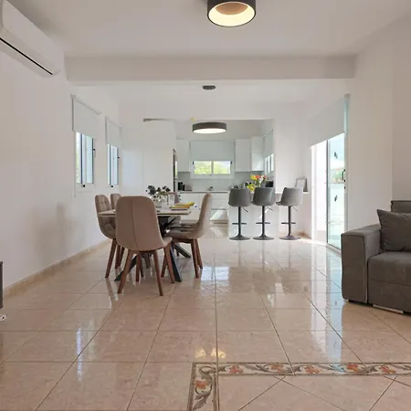 Villa Yolo With Private Pool, Coral-bay *